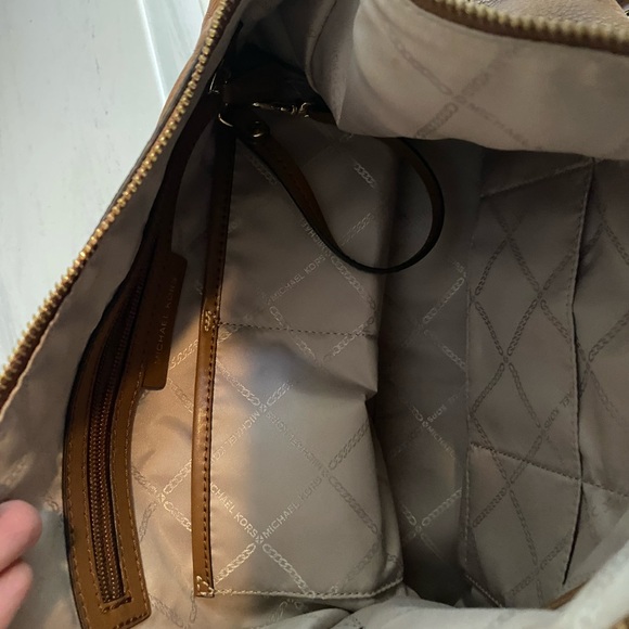 - MK Purse ~ Excellent condition. Perfectly clean inside and out. Great p… - Picture 5 of 7